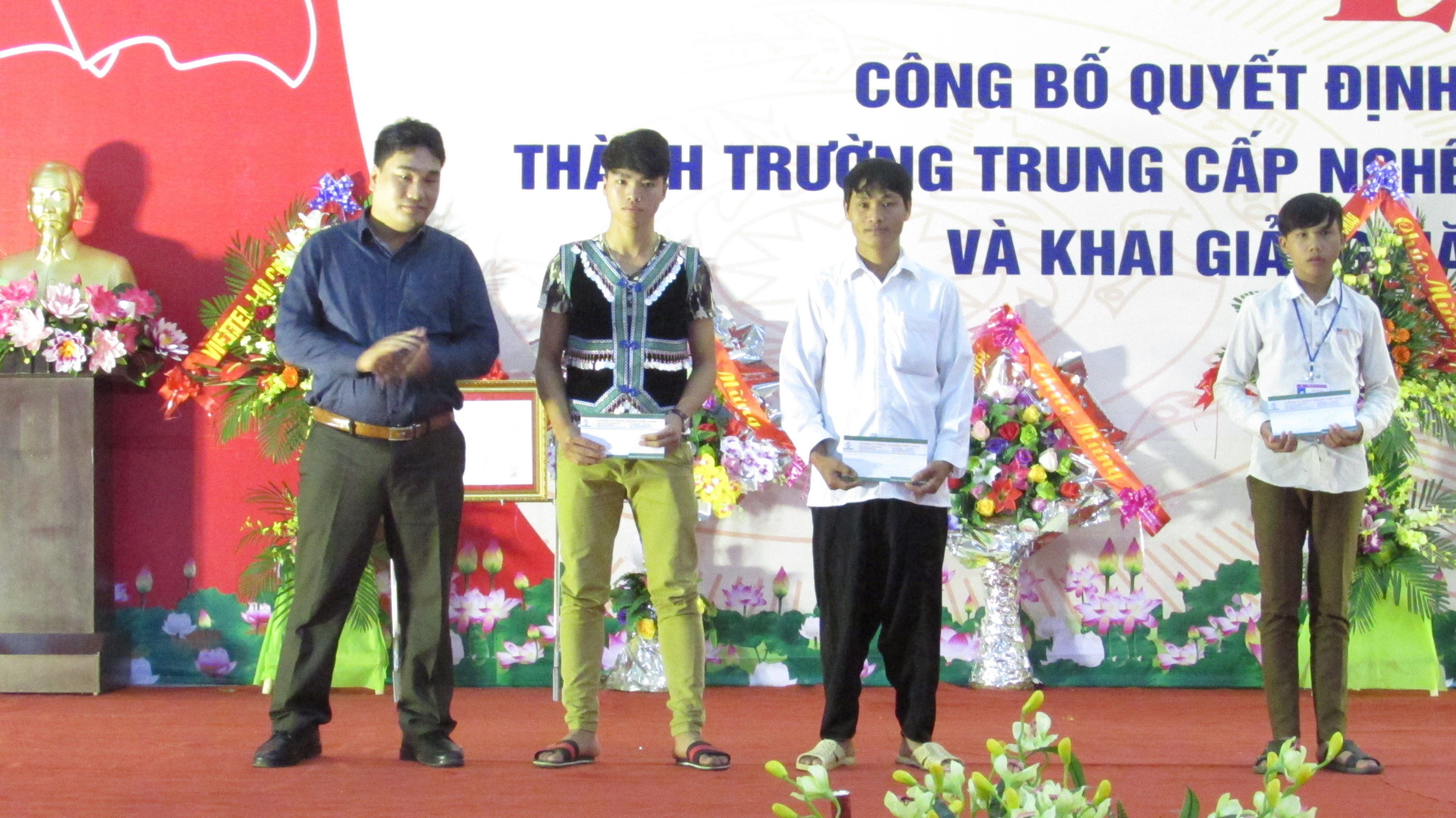 Ông Ngô Minh Hoa thay mặt Ban lãnh đạo công ty lên
