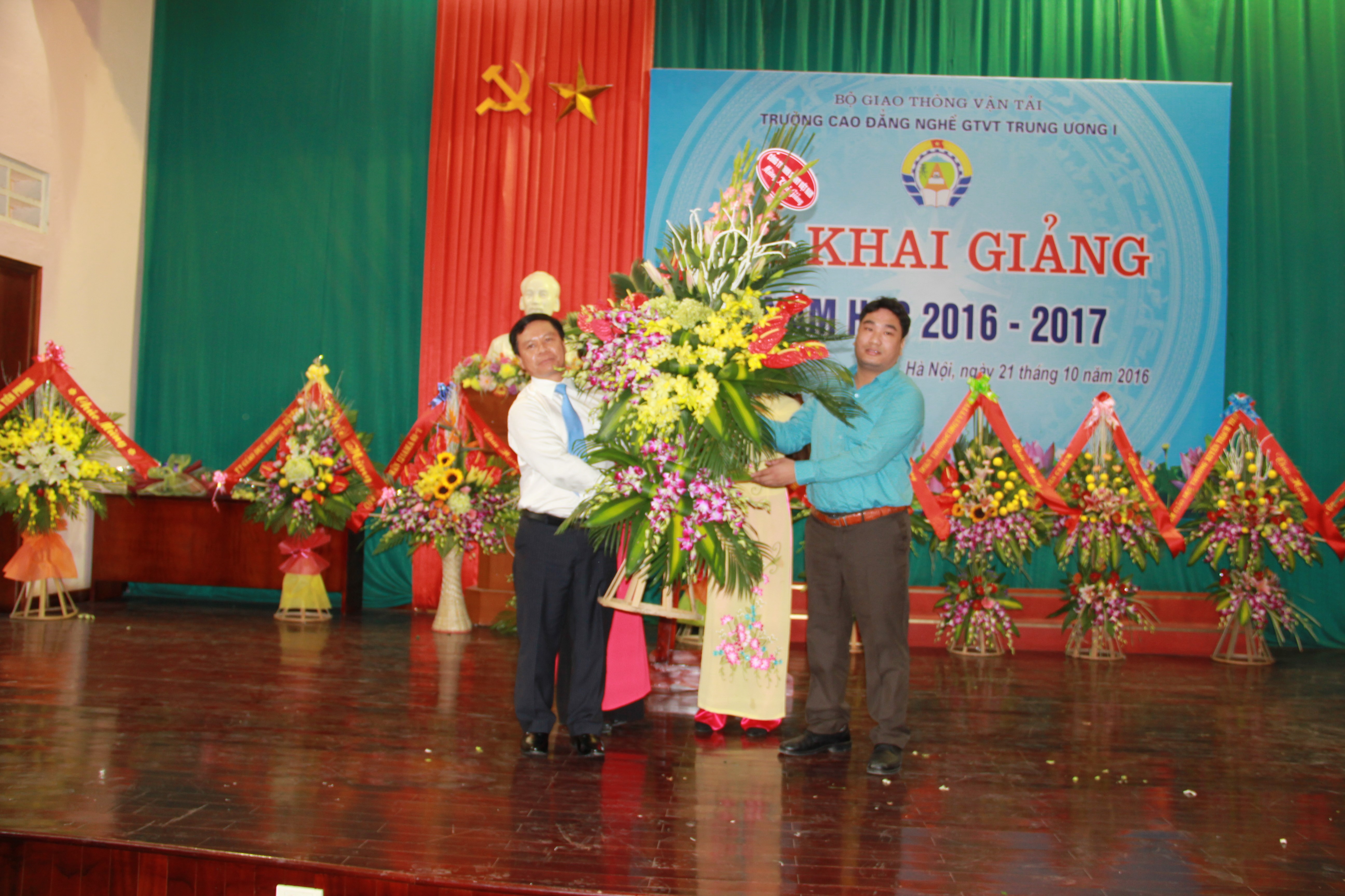 Ông Ngô Minh Hoa thay mặt Công ty Sunny Việt Nam t