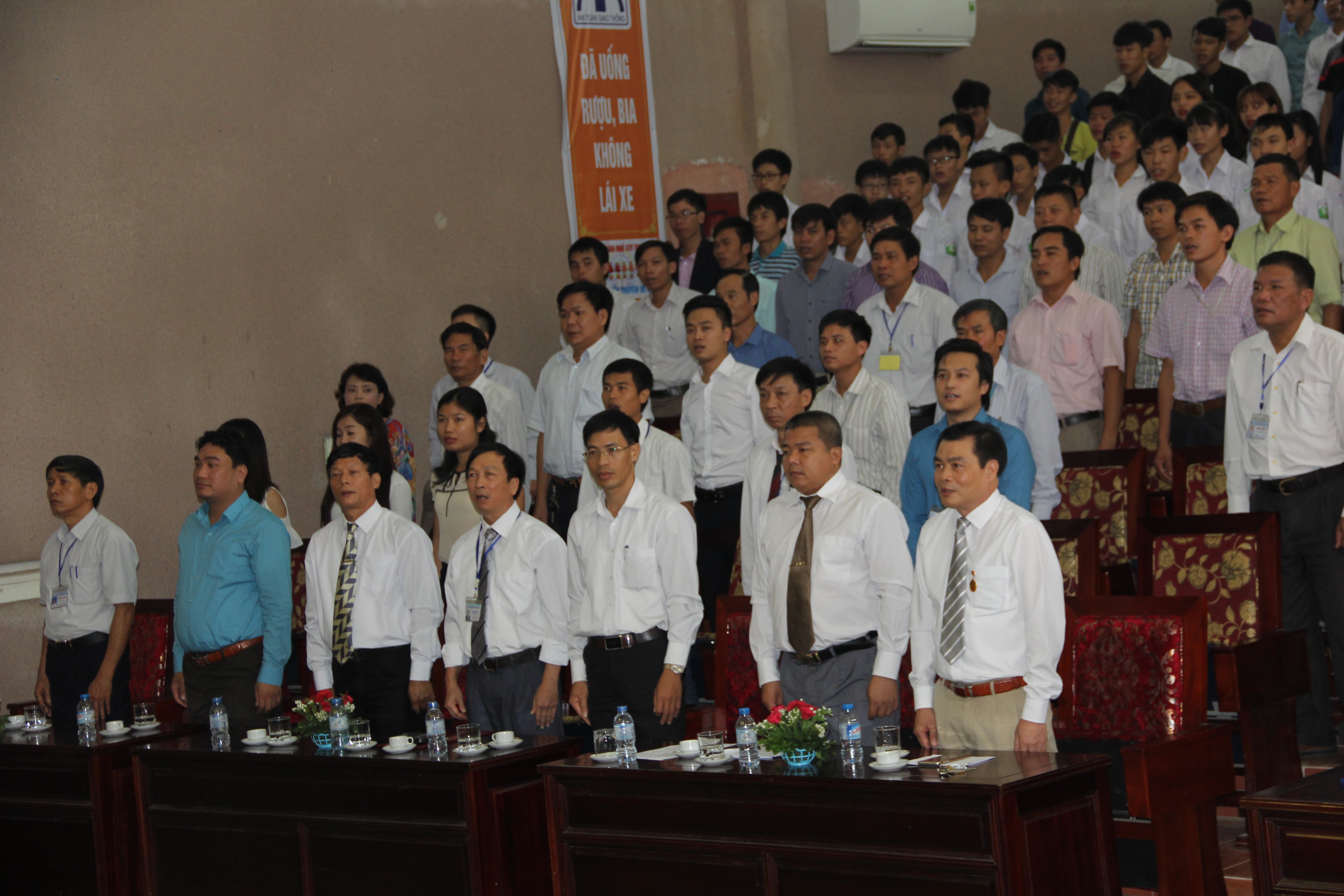Ông Ngô Minh Hoa cùng các vị đại biểu đứng dậy làm