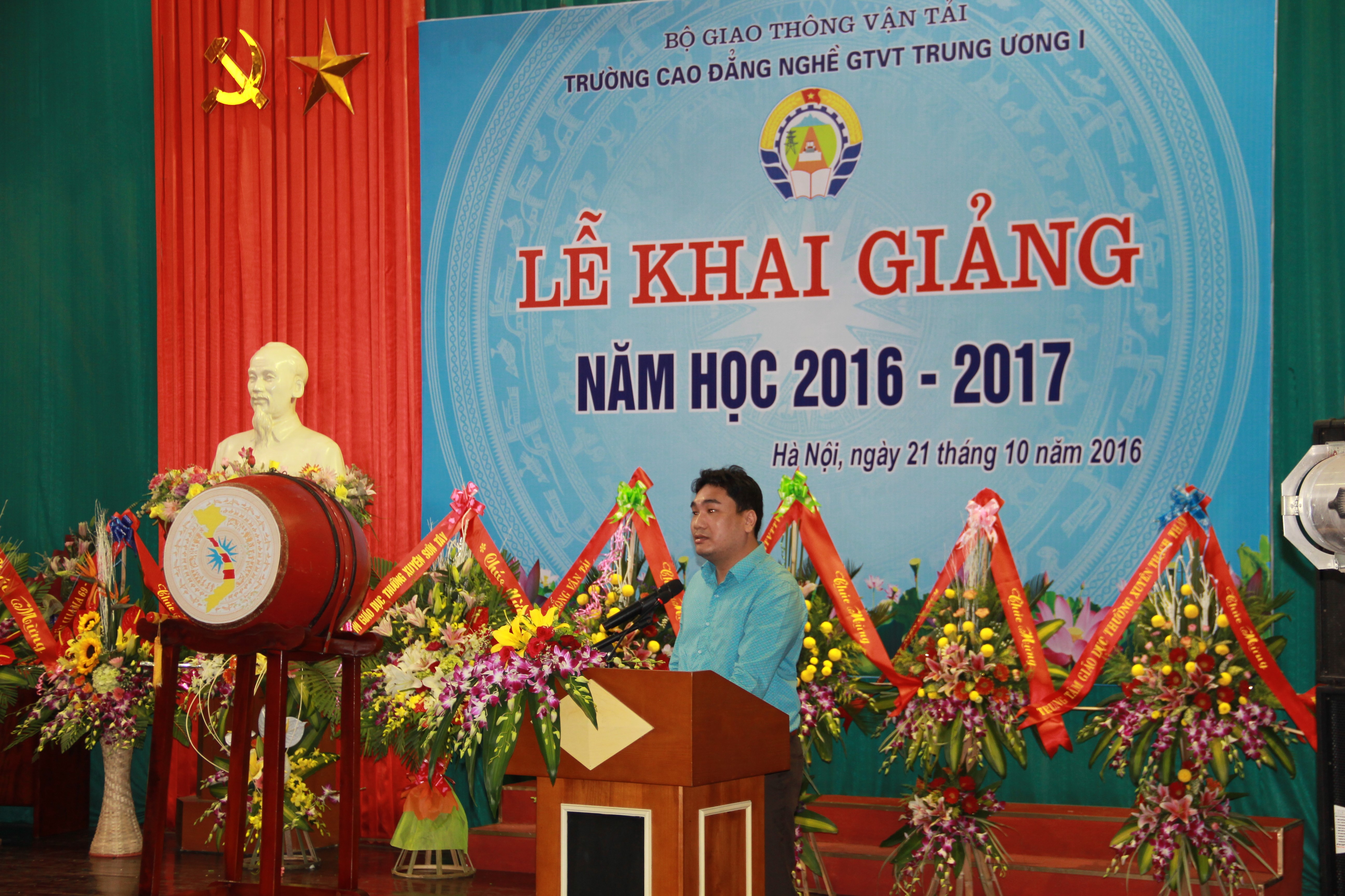 Ông Ngô Minh Hoa phát biểu tại Lễ Khai giảng năm h