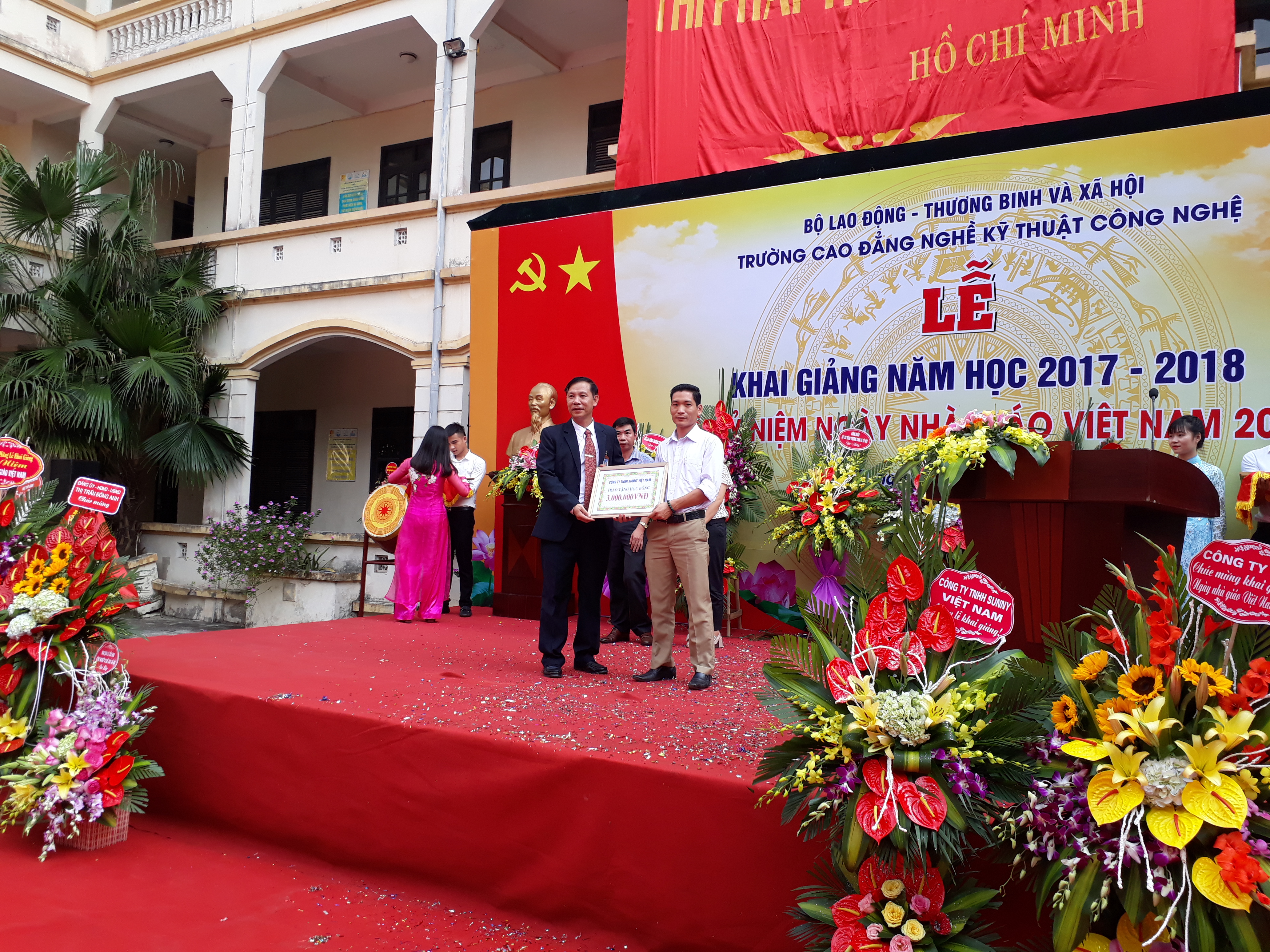 Đại diện Công ty TNHH Sunny Việt Nam tham gia mừng