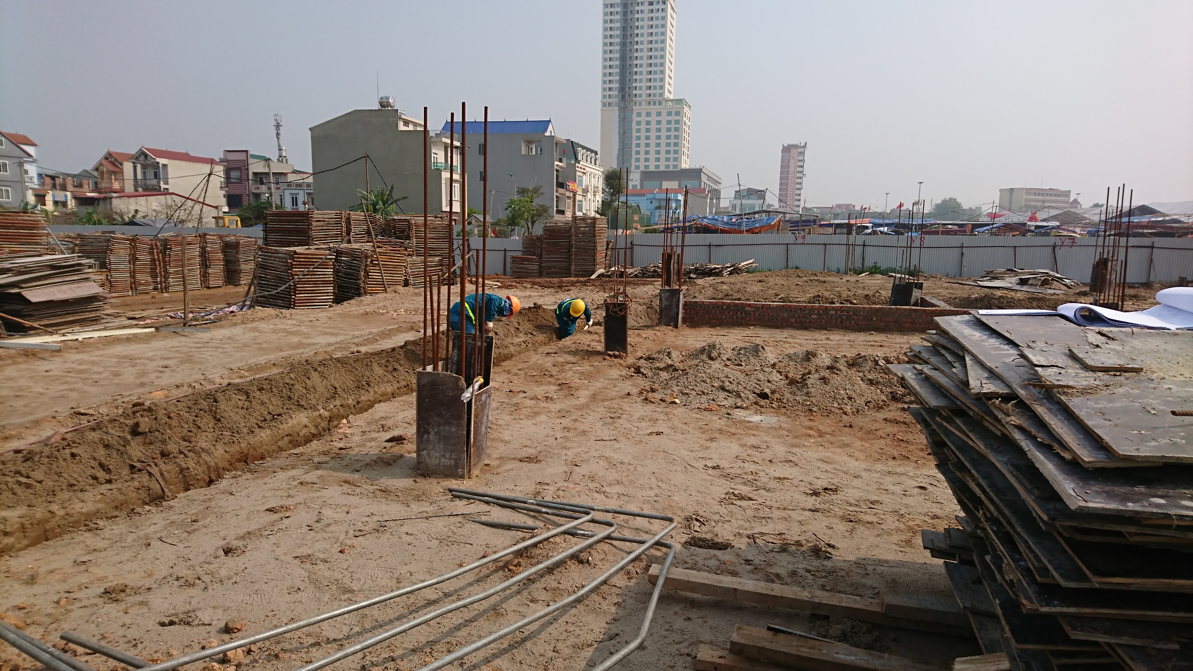 Đào rãnh lắp đặt hệ thống thoát nước