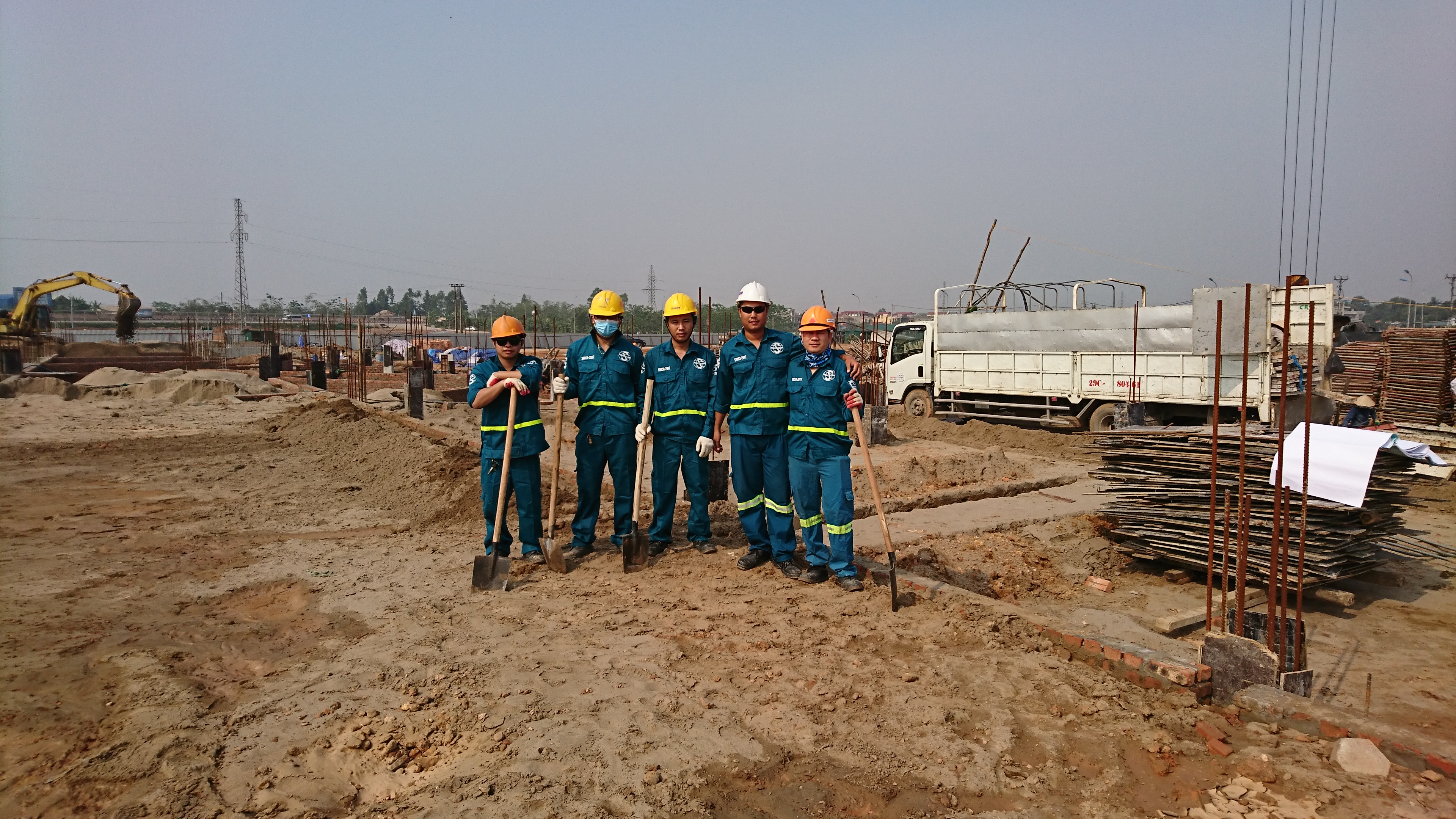 Kỹ sư Cao Bá Oai cùng công nhân thực hiện các khâu chuẩn bị cho dự án
